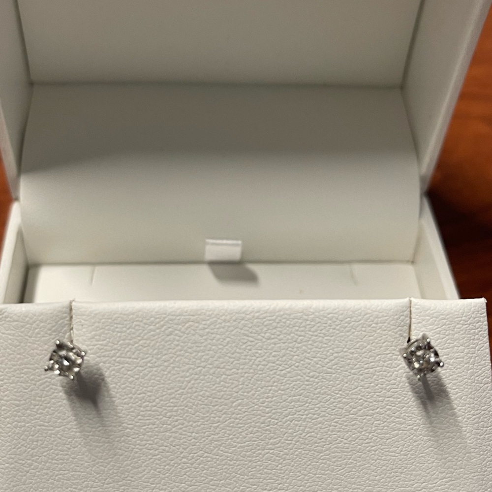 EFFY 14k white gold earrings with .5ct dia. Very nice studs.Great everyday wear.